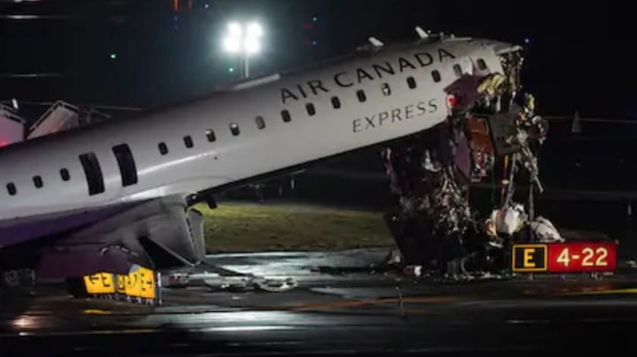 Tragedia aérea en Nueva York: un avión chocó contra un camión de bomberos y murieron los pilotos