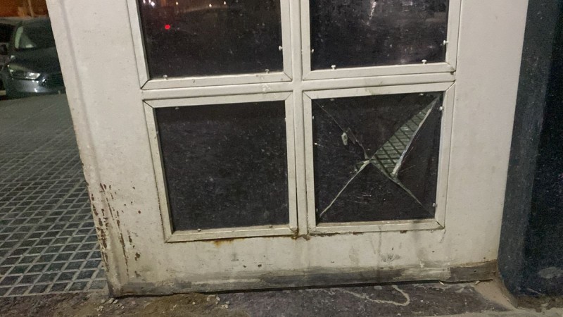 Comodoro Rivadavia: detenido por atacar una comisaría y romper el vidrio de ingreso