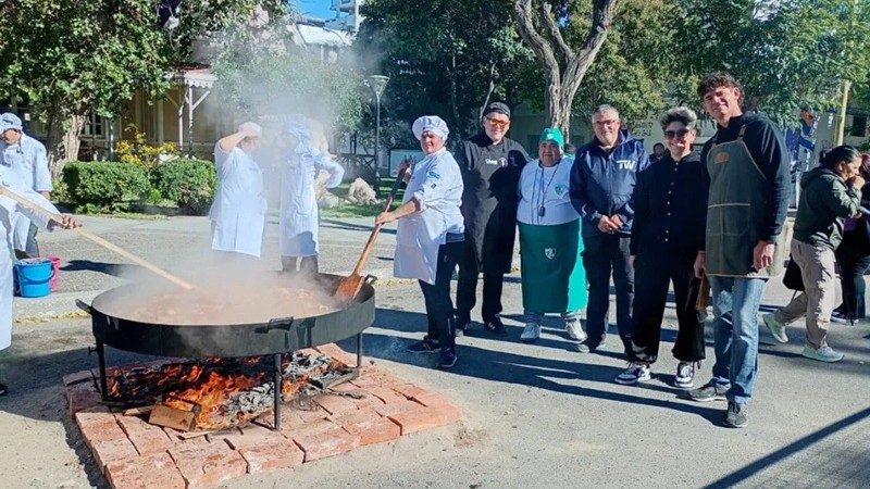 La Plaza Independencia de Trelew se vistió de solidaridad con una paella gigante para recaudar fondos