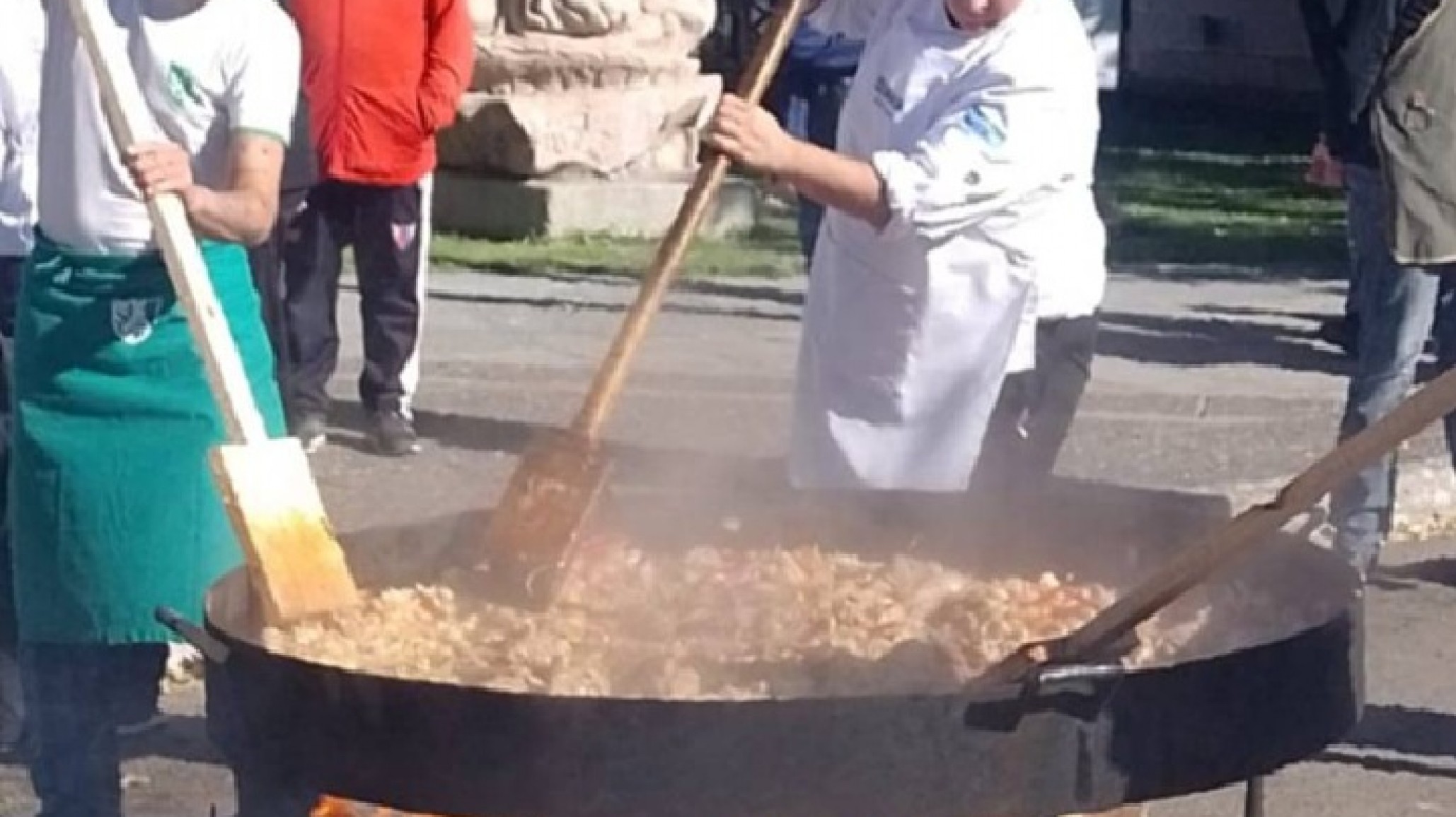 La Plaza Independencia de Trelew se vistió de solidaridad con una paella gigante para recaudar fondos