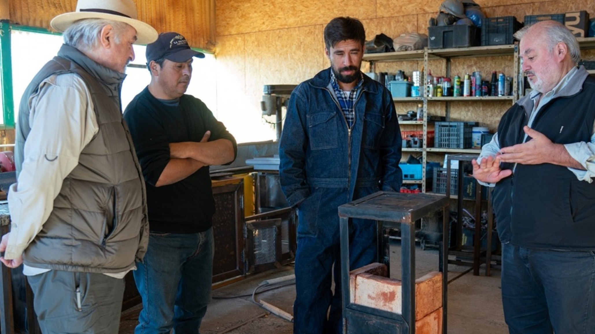 "Salamandra Solidaria": Jóvenes de Km 17 aprenden soldadura para calefaccionar a familias vulnerables