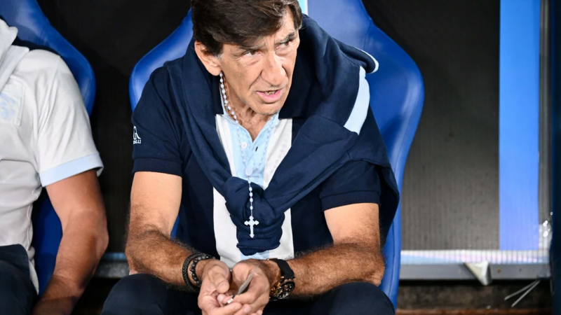 Costas bancó a "Maravilla" Martínez y pidió no castigarlo por el penal errado