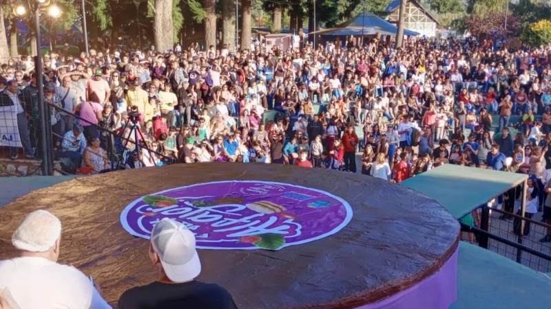 El alfajor más grande de la Patagonia se hizo en Lago Puelo: pesó más de una tonelada y sorprendió a todos