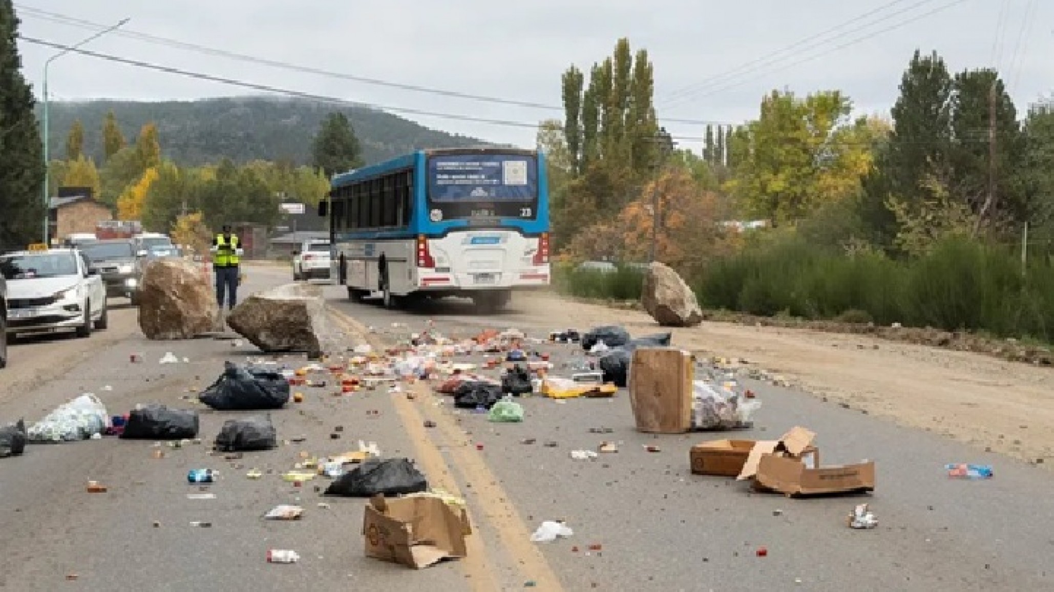 Ruta 40: Se desprendieron rocas de 300 kilos y aplastaron un camioneta municipal