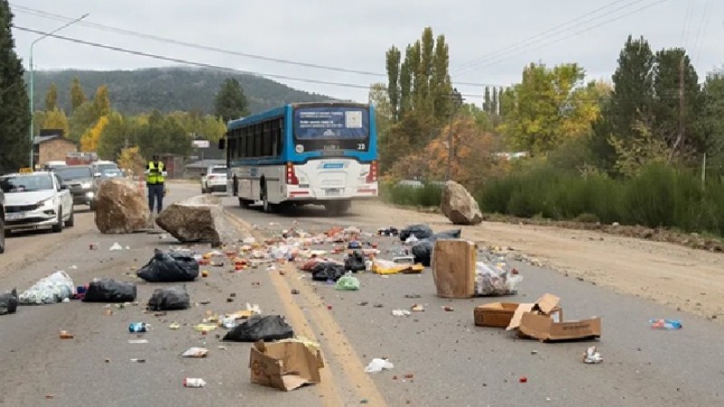 Ruta 40: Se desprendieron rocas de 300 kilos y aplastaron un camioneta municipal