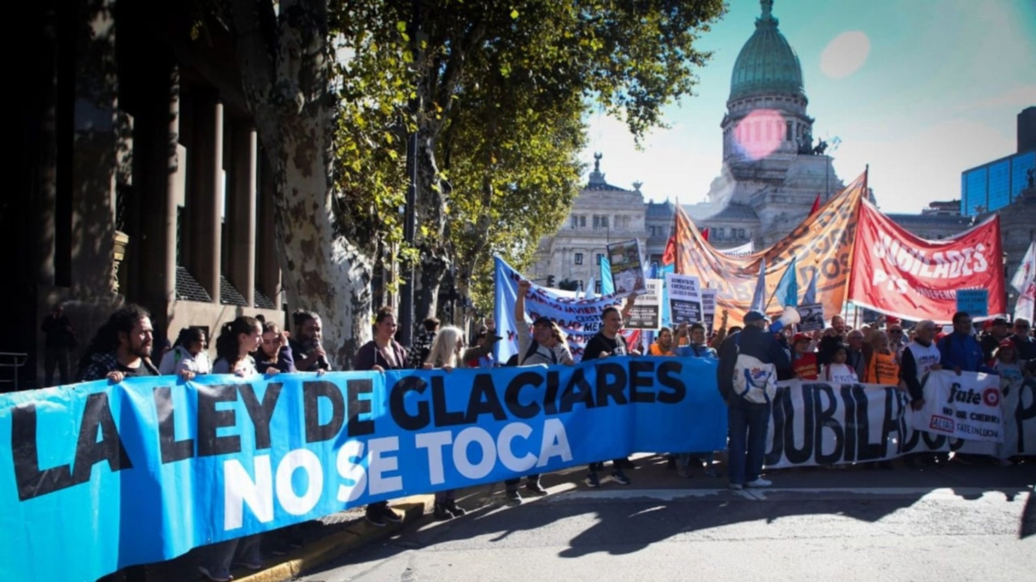 Histórica demanda colectiva por los glaciares: más de 300.000 personas se rebelan contra la reforma judicialmente
