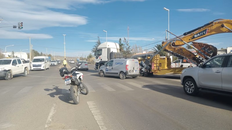 Un camión derribó un semáforo en avenida Yrigoyen al intentar esquivar baches