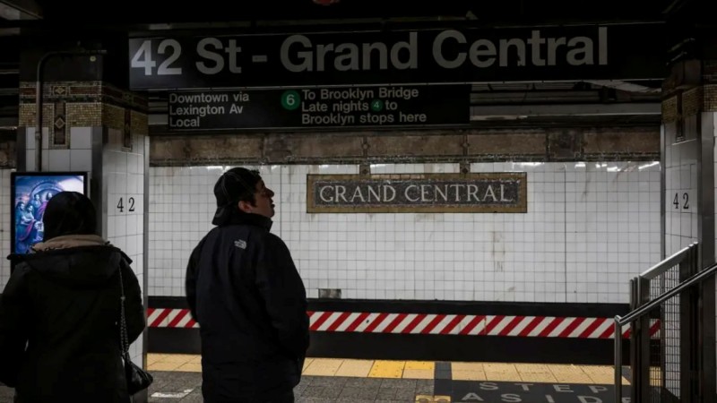 Ataque en el subte de Nueva York: un hombre apuñaló a varias personas y generó pánico en plena hora pico