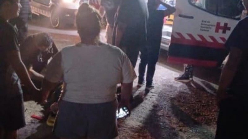 Una camioneta atropelló a dos adolescentes de 13 y 16 años y el conductor se fugó