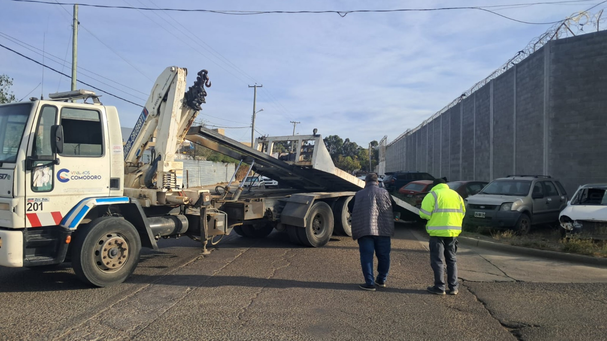 Comenzó el traslado de más de 100 autos secuestrados al corralón municipal