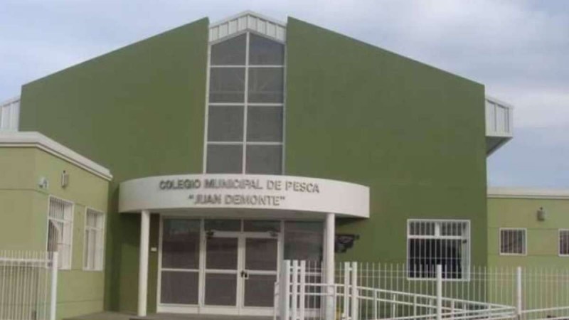 Allanaron casas de dos menores por amenazas con armas contra la Escuela de Pesca