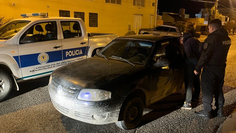 Lo quisieron frenar, escapó y terminó preso: manejaba un auto robado con patente falsa