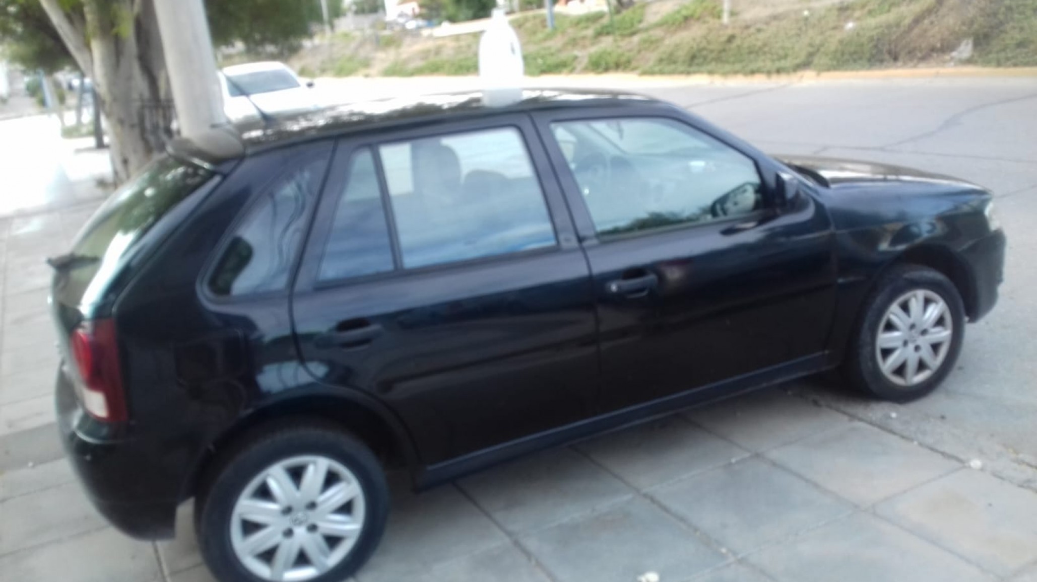 Tras 14 días desaparecido, apareció el auto robado en la guardia de la Clínica del Valle: lo manejaba un hombre con patente falsa