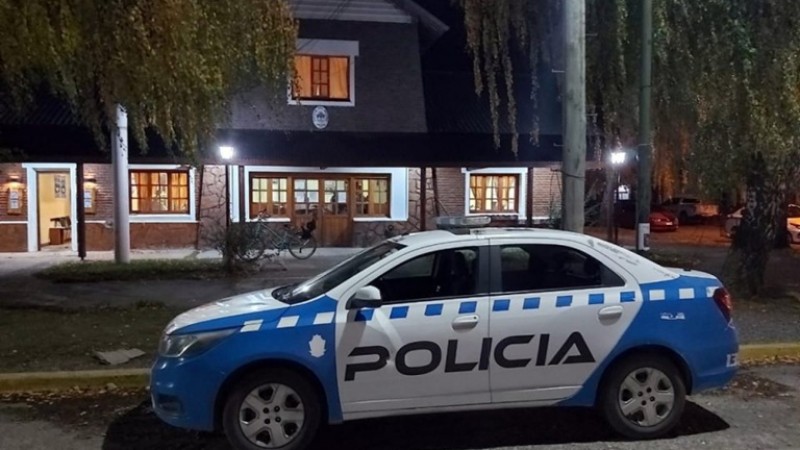 "Andar con un fierro": La atacaron camino al trabajo y la respuesta de la escuela causó indignación