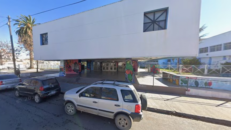 Violento ataque entre adolescentes: Un menor de 15 años apuñaló a otro a la salida de la escuela por salir con su pareja