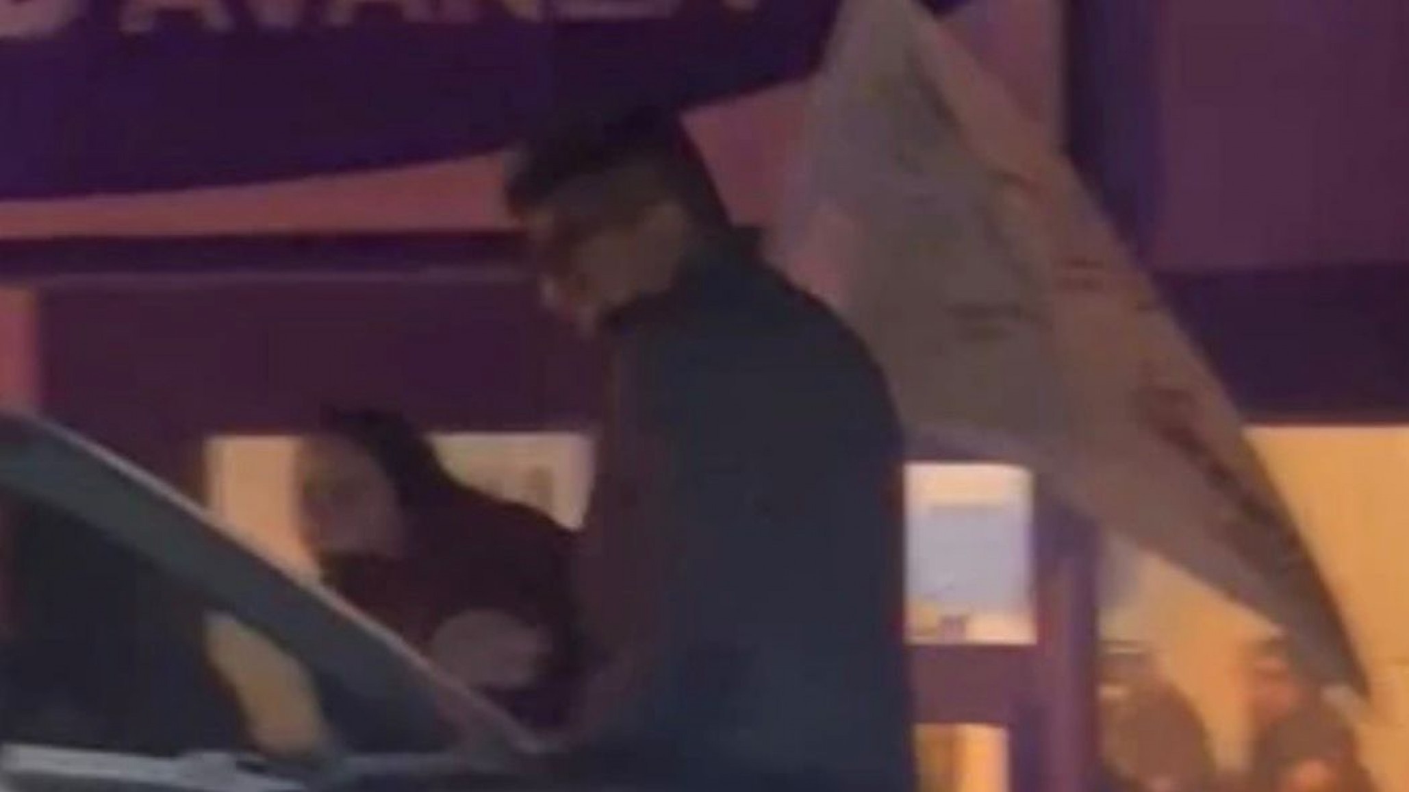 Santa Cruz: huevazos e insultos contra el diputado Jairo Guzmán por su voto a favor de la Ley de Glaciares