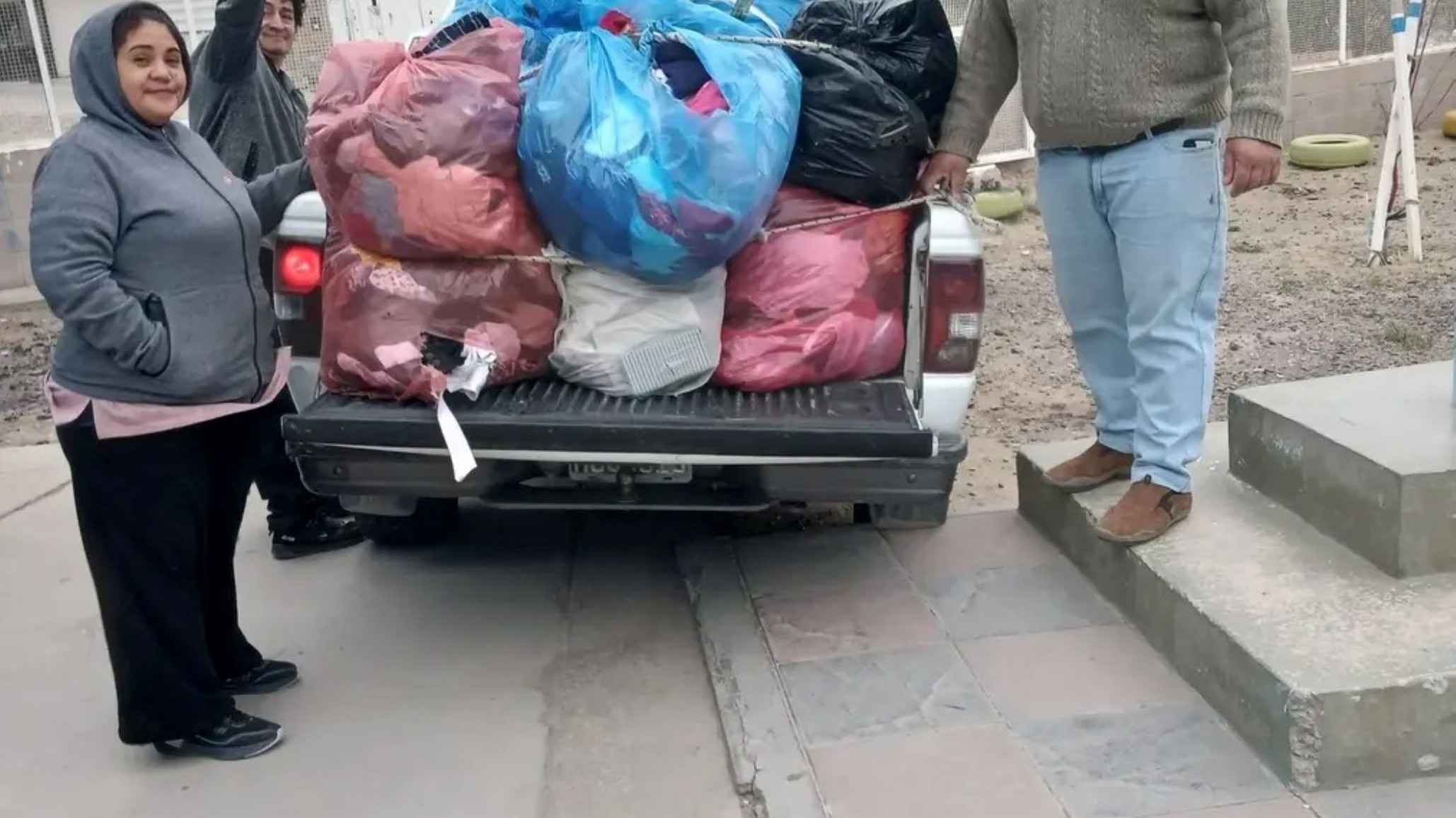 Jornada solidaria en Comodoro: ropero comunitario y corte de pelo gratis para niños en Quirno Costa