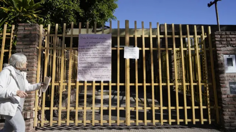 Tragedia: una nena de 6 años cayó en el patio de su escuela, sufrió un fuerte golpe y murió