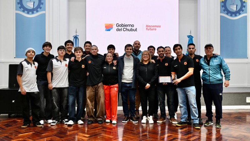 Torres recibió al plantel de Bigornia y destacó el ascenso del hockey masculino a la máxima categoría patagónica