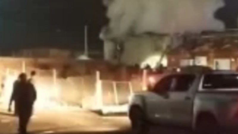Explosión fatal en plena noche: un bebé y un adulto murieron tras incendiarse un complejo de viviendas
