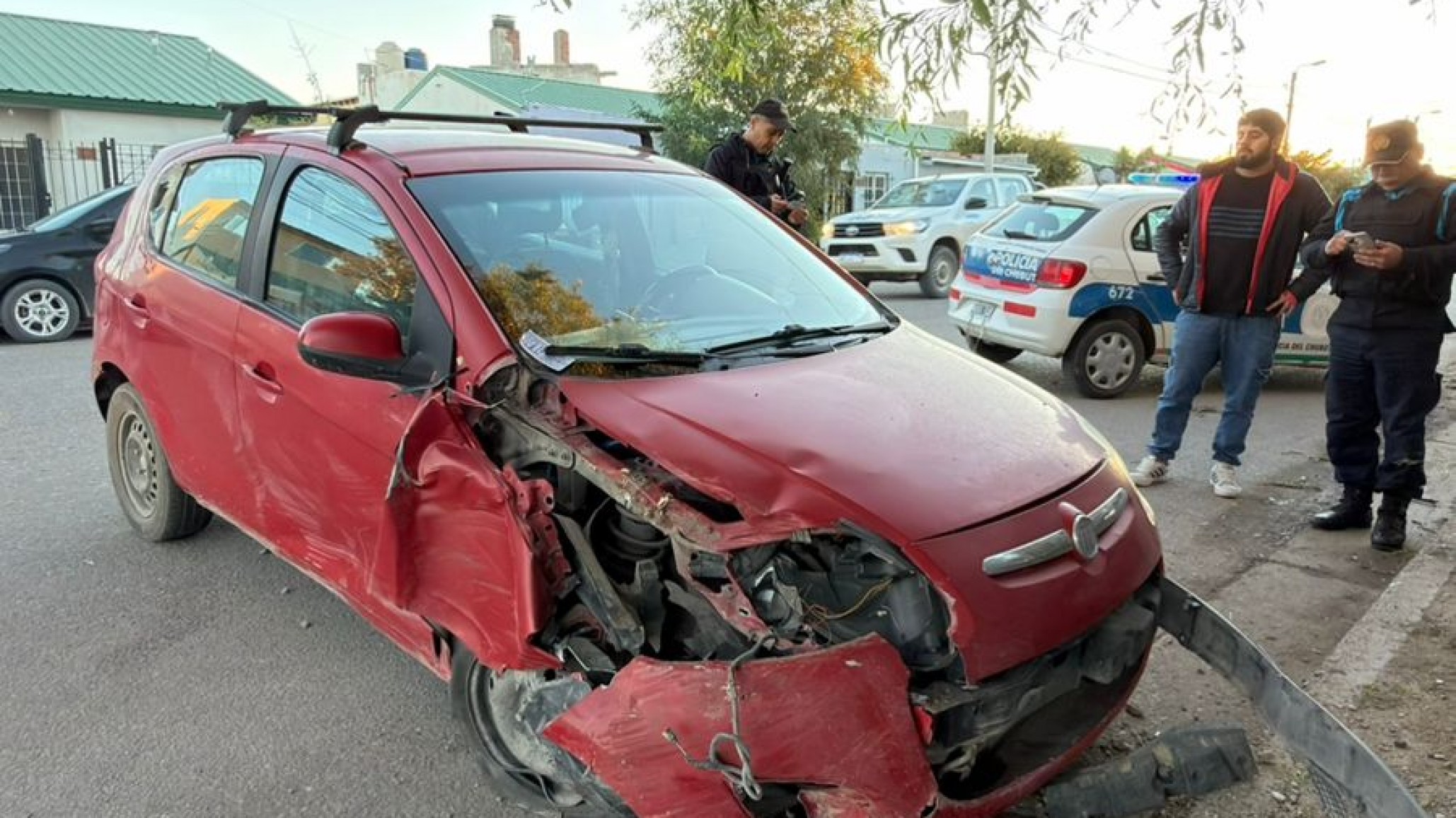 Perdió el control del auto y chocó contra un árbol en Km 8: iba con su pareja y su hijo