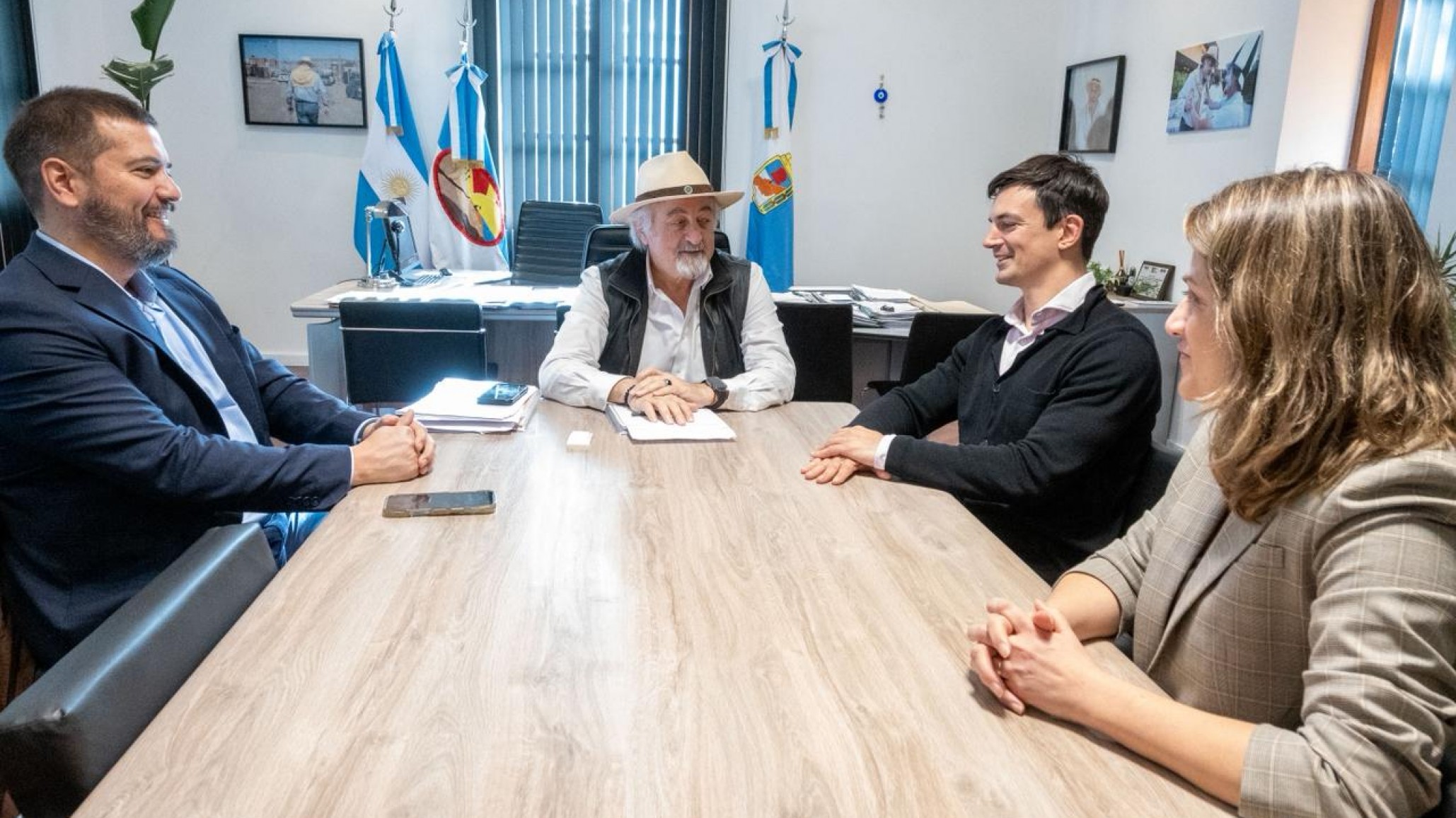 Representantes de PECOM presentaron al intendente su plan de trabajo tras el anuncio de su arribo a Manantiales Behr