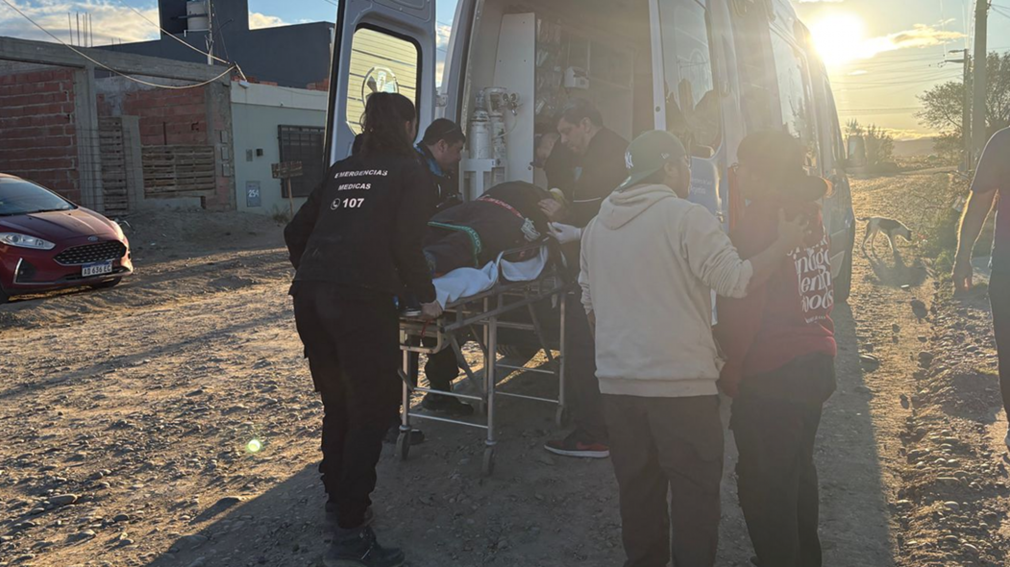 Km. 8: un hombre de 64 años cayó del techo de su caso y fue hospitalizado
