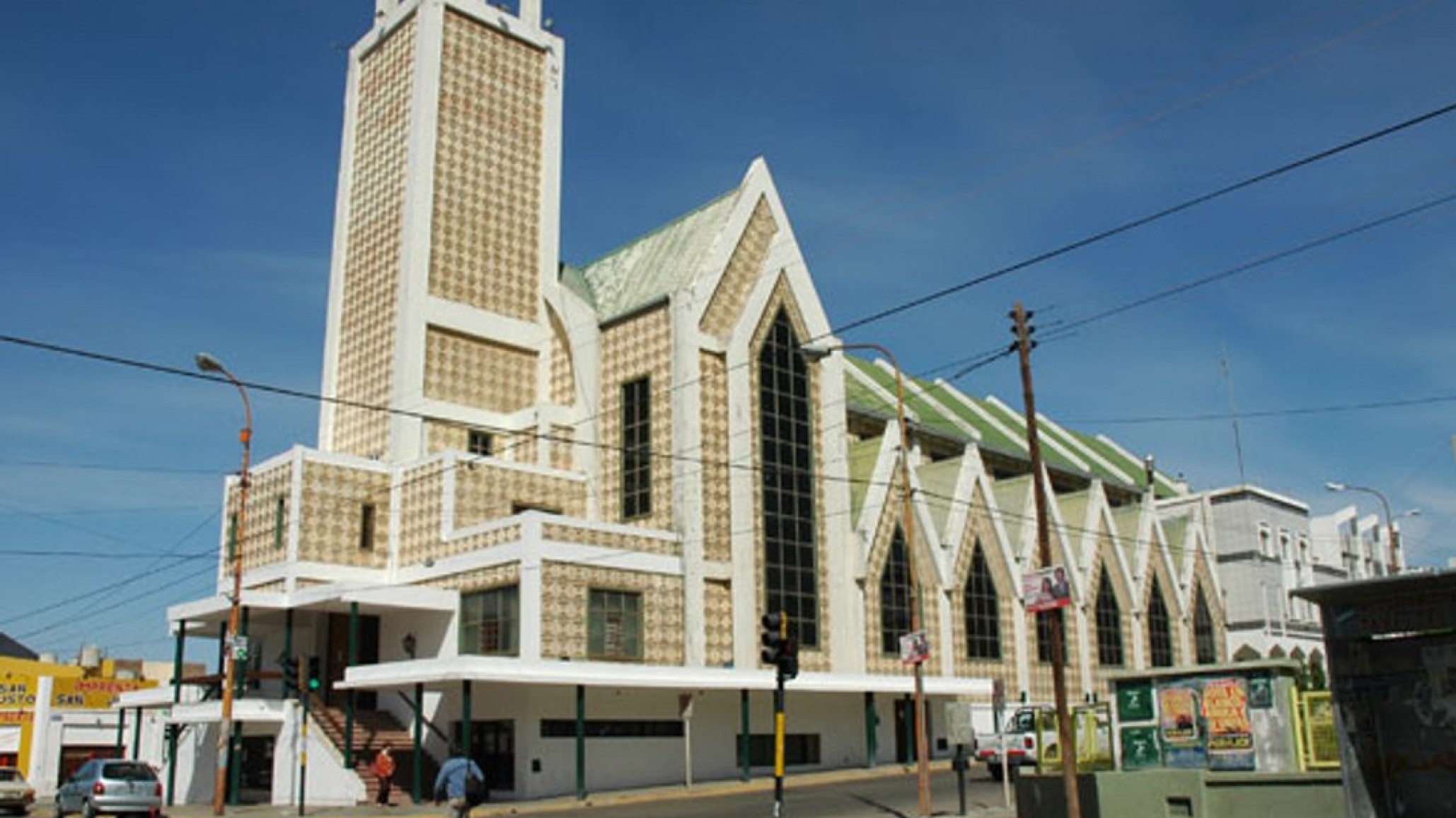 Comodoro Rivadavia: Cáritas realiza una feria solidaria con ropa y calzado a precios accesibles