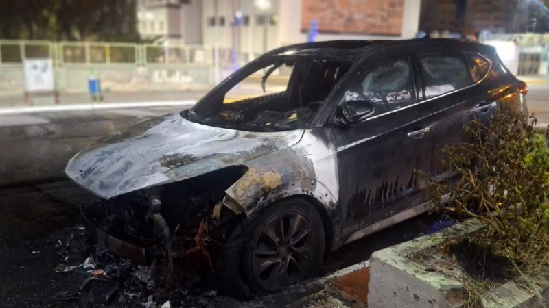 Investigan el incendio intencional de una camioneta en pleno centro