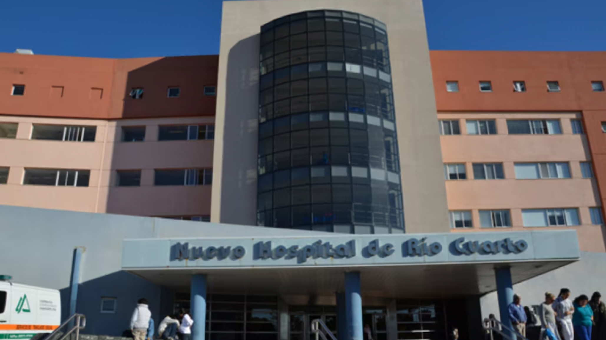 Un joven fue apuñalado por el padrastro de su novia y permanece internado