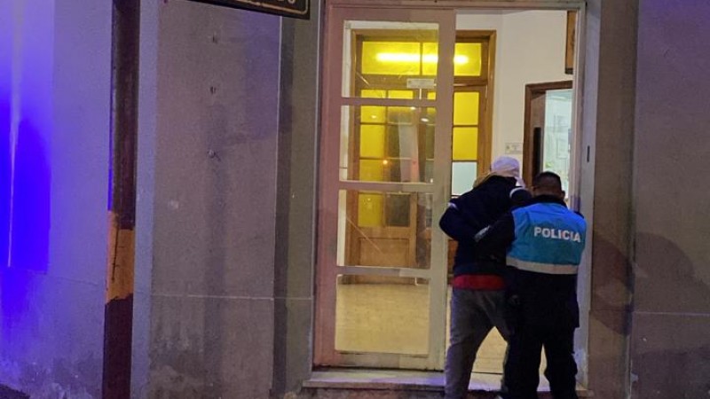 Demoraron a un hombre en el centro por insultar a policías y negarse a identificarse