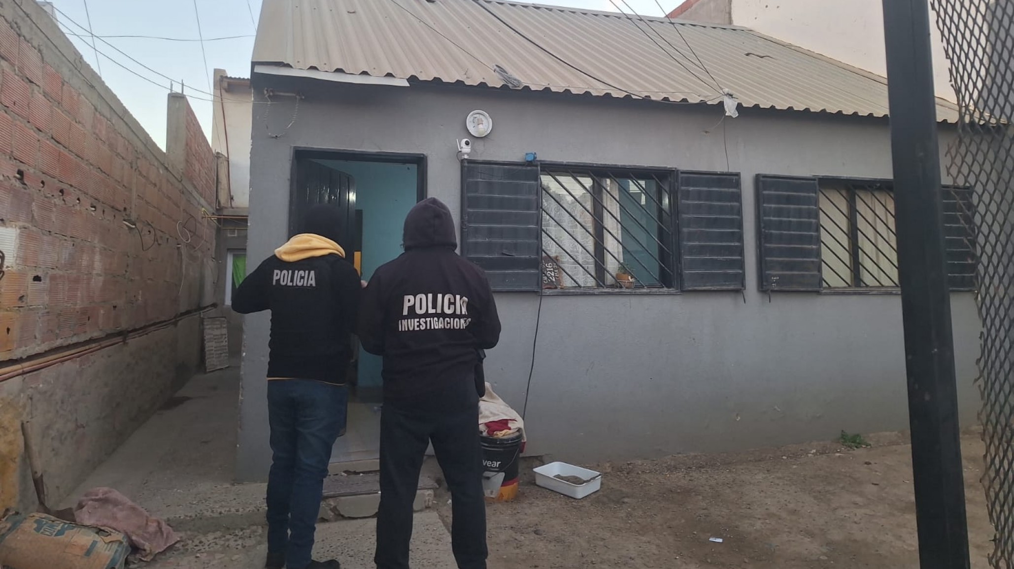 Realizaron ocho allanamientos por el crimen de la mujer asesinada a tiros junto a su pareja