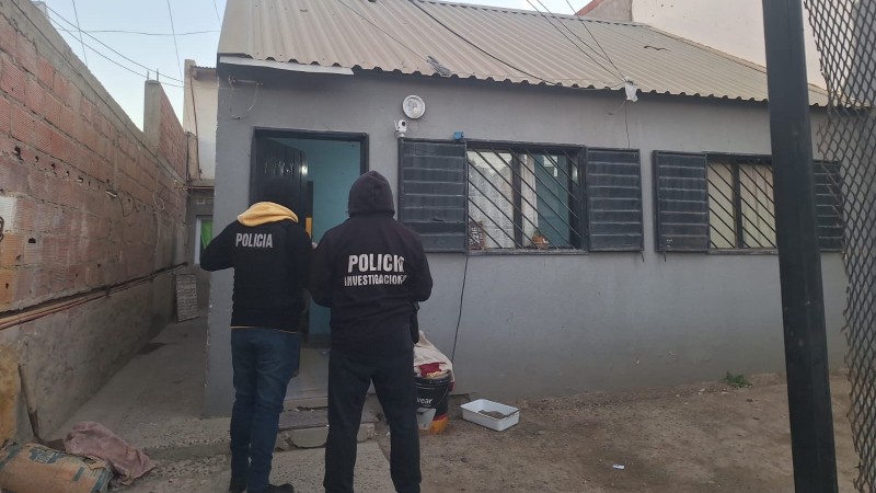 Realizaron ocho allanamientos por el crimen de la mujer asesinada a tiros junto a su pareja