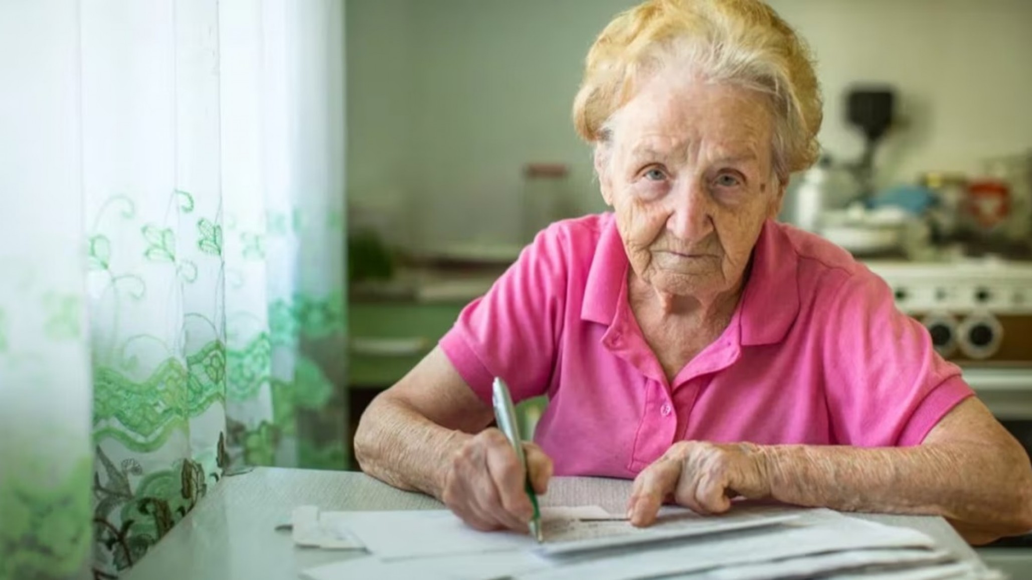 "Alquila una abuela", el fenómeno que tarifa el cuidado hogareño y expone el descarte de las mujeres mayores de 50 años