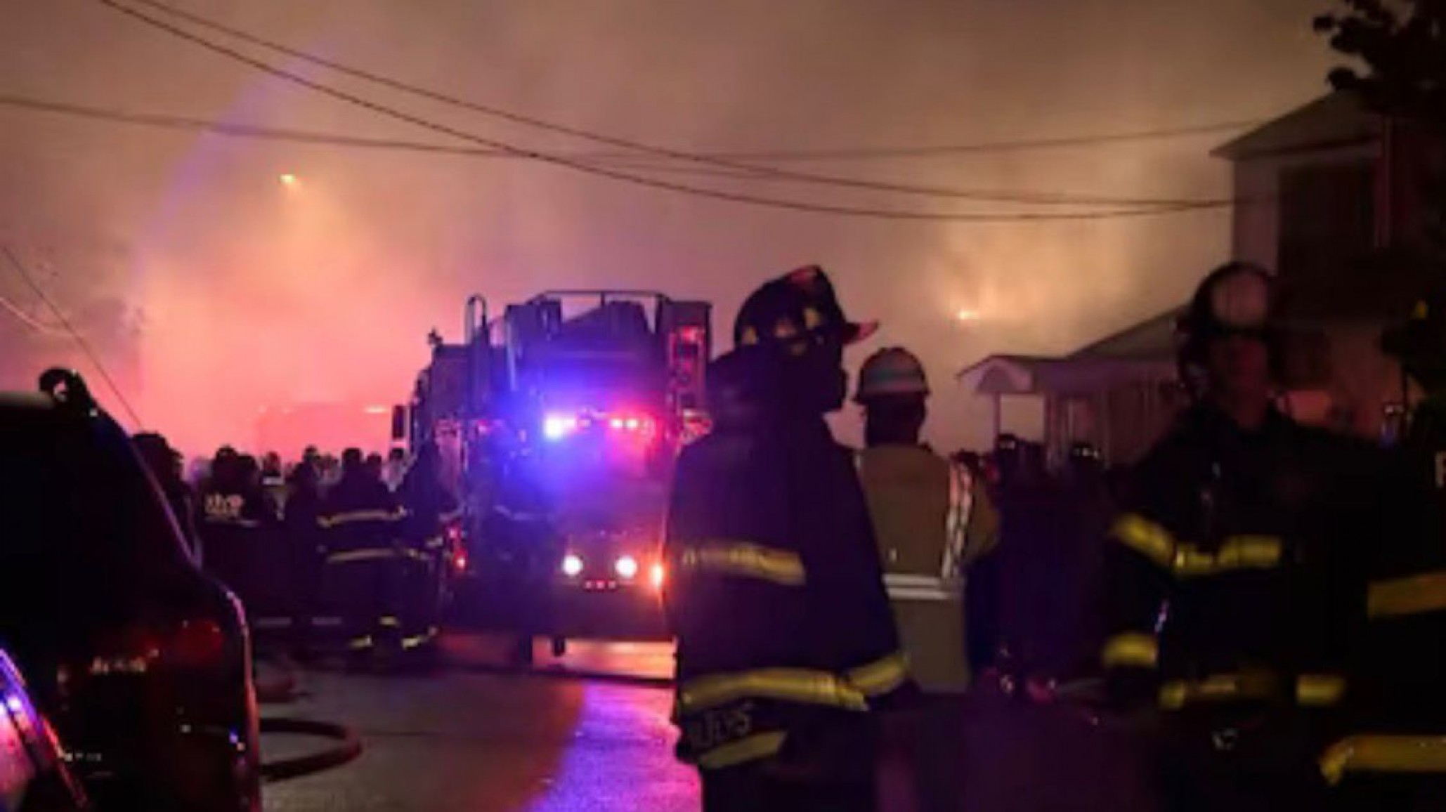 Un muerto y 36 heridos tras explosiones e incendio en un astillero de Nueva York