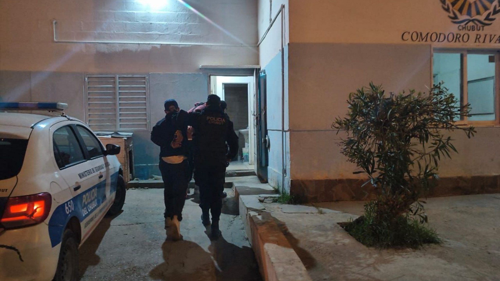 Violento intento de usurpación en Comodoro: cinco detenidos tras amenazas y desalojo de una vivienda