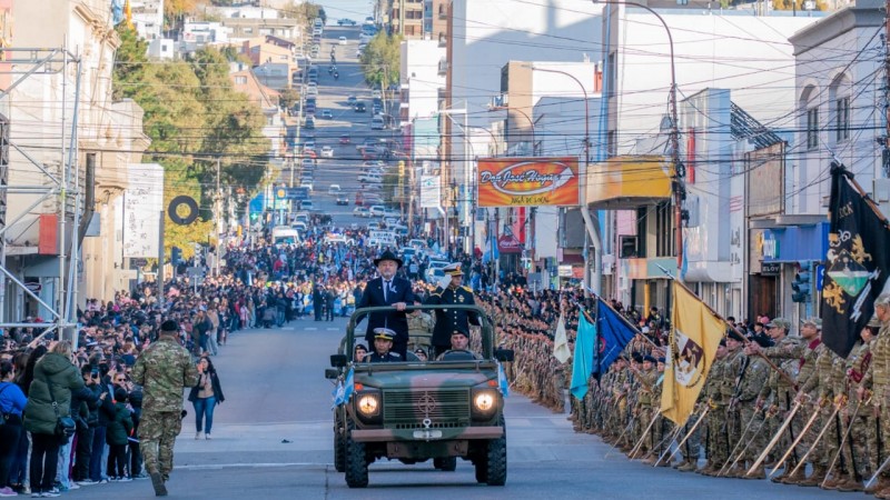 Macharashvili presidio el tradicional desfile por el Dia de la Patria ante una gran convocatoria