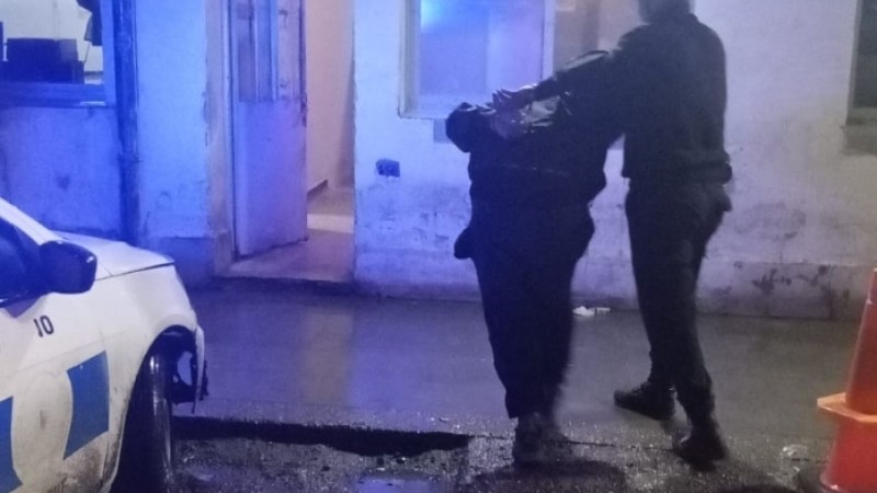 Intentaron robar un almacén, escaparon en una moto robada y uno terminó detenido