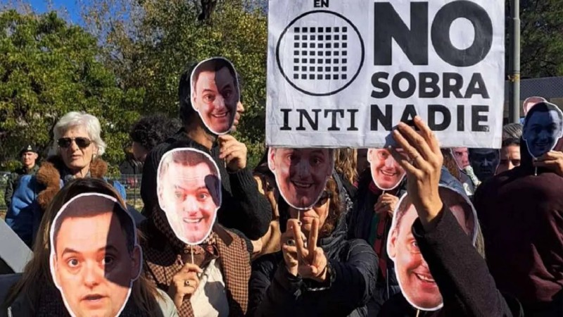 Trabajadores del INTI harán una marcha de antorchas contra los despidos: "El gobierno sigue avanzando con el desguace"