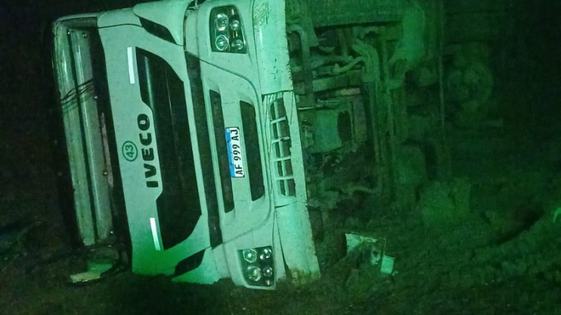 Volcó un camión que transportaba leche sobre la Ruta 3 y el chofer fue trasladado a Comodoro