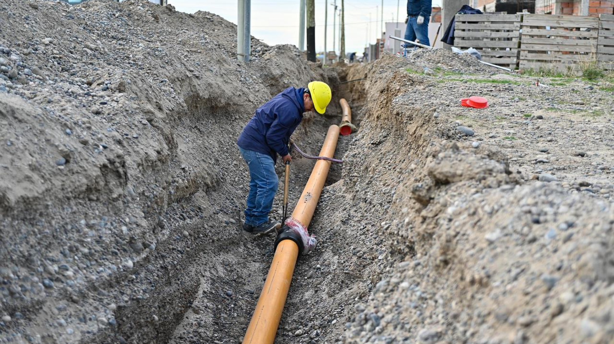 Camuzzi, Vialidad e IPA intervienen en la compleja obra de gas que beneficiará a 735 familias de Rawson