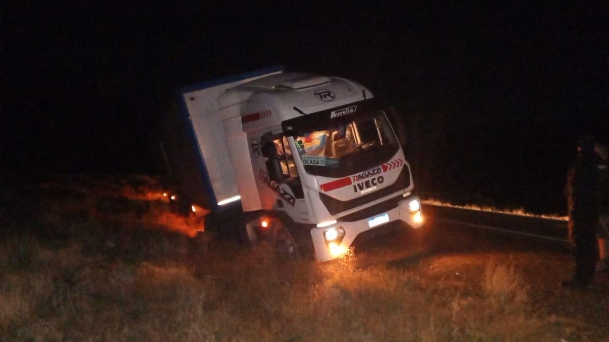 Despiste de un camión en Ruta 3 en Comodoro Rivadavia: quedó al borde de volcar por el mal estado de la banquina