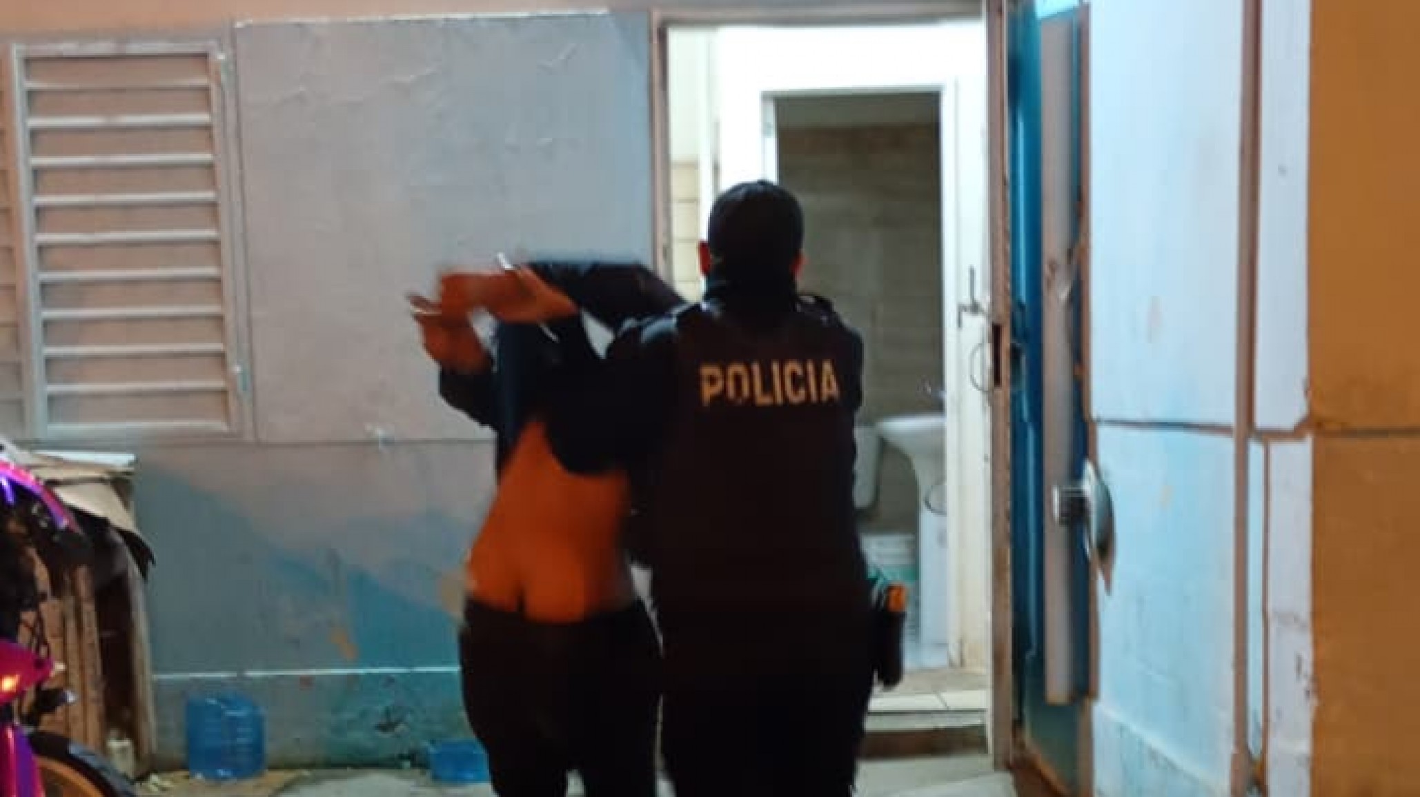 "Te acercás y te apuñalo": amenazó a policías con un cuchillo, intentó escapar y terminó detenido