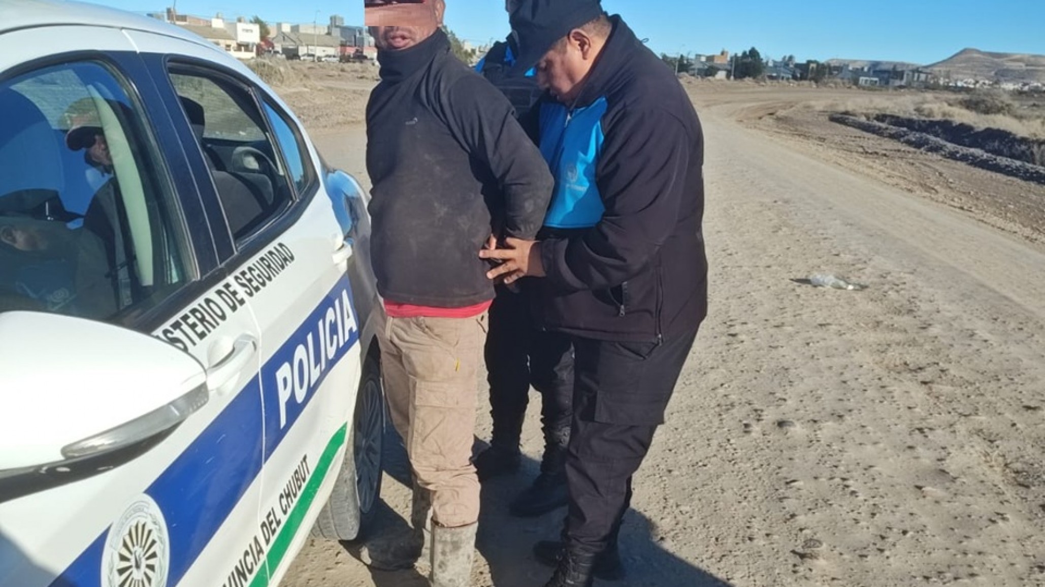 Violento ataque en Km.8: apuñaló a un hombre, quiso escapar en un camión y descubrieron que tenía doble pedido de captura