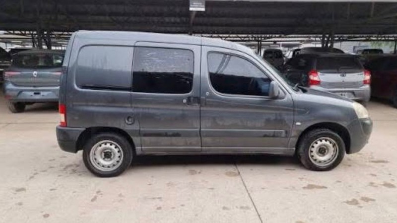 Denuncian que una camioneta atropelló a una perra y huyó sin asistirla