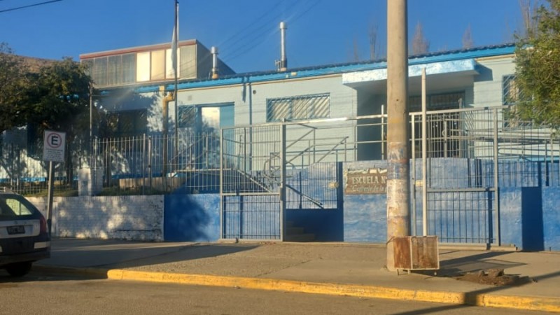 Evacuaron la Escuela 197 tras una explosión en la caldera durante tareas de mantenimiento