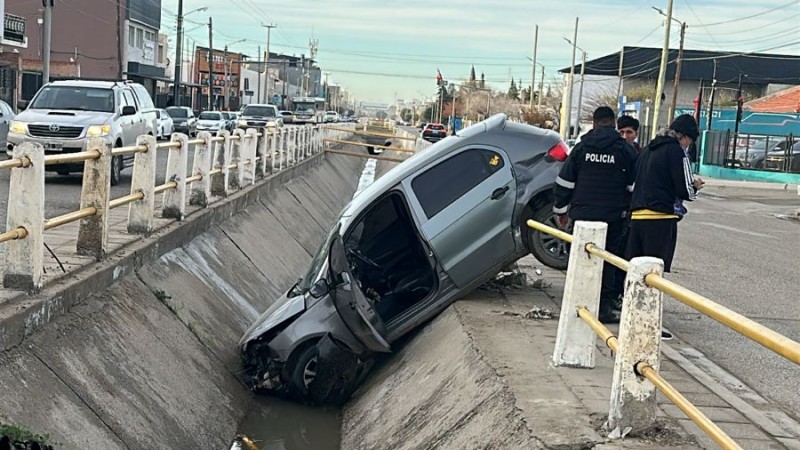 Chocaron en Avenida Roca y un auto terminó dentro del canal evacuador