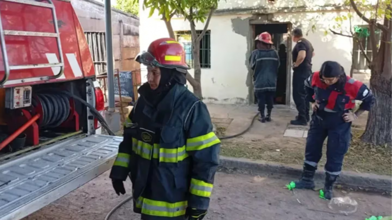 Horror: le pidió dinero a su madre para comprar droga, ella se negó y le prendió fuego la casa