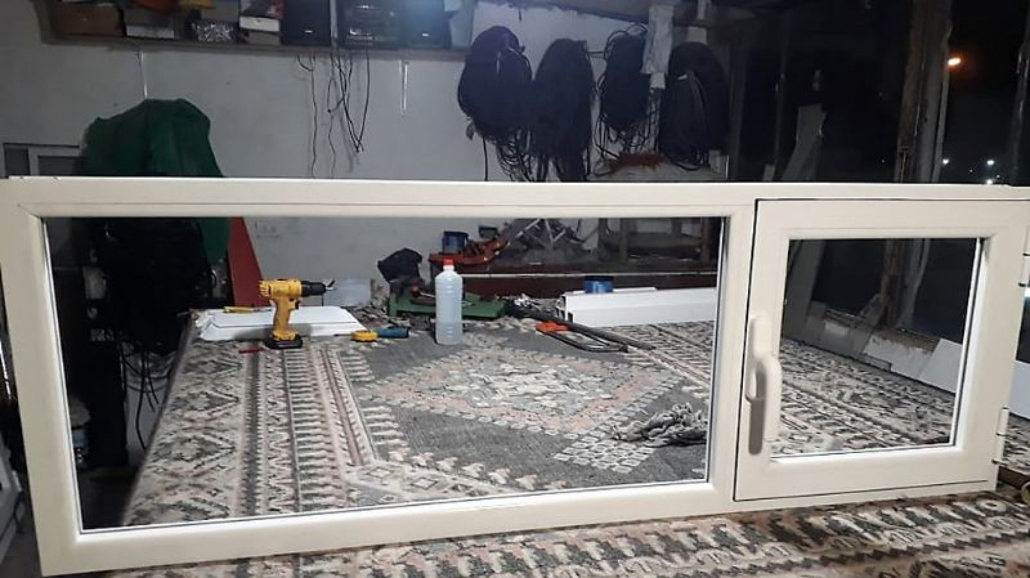 Un hombre vigila la casa de ladrones que le robaron esperando que la allanen para recuperar sus cosas