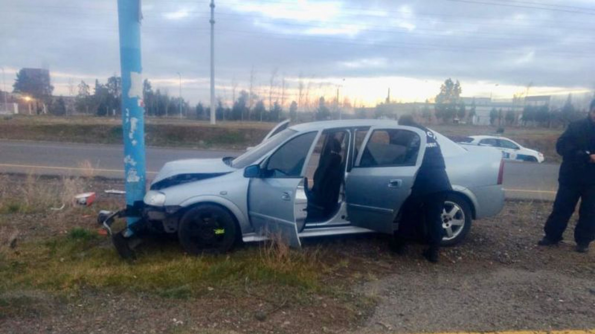 Comisario se estrelló con un poste de luz cuando volvía de un control de alcoholemia